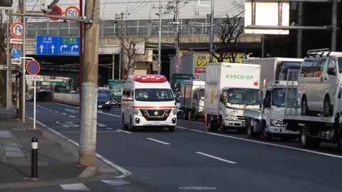 救急車、反対車線を緊急走行