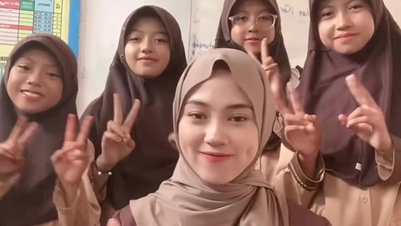 Joget bersama anak-anak SD