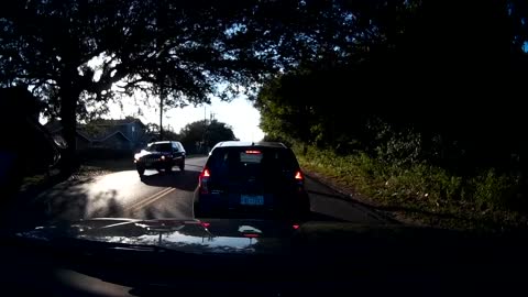 Conductora detiene su vehículo en medio de la calle para chequear el teléfono