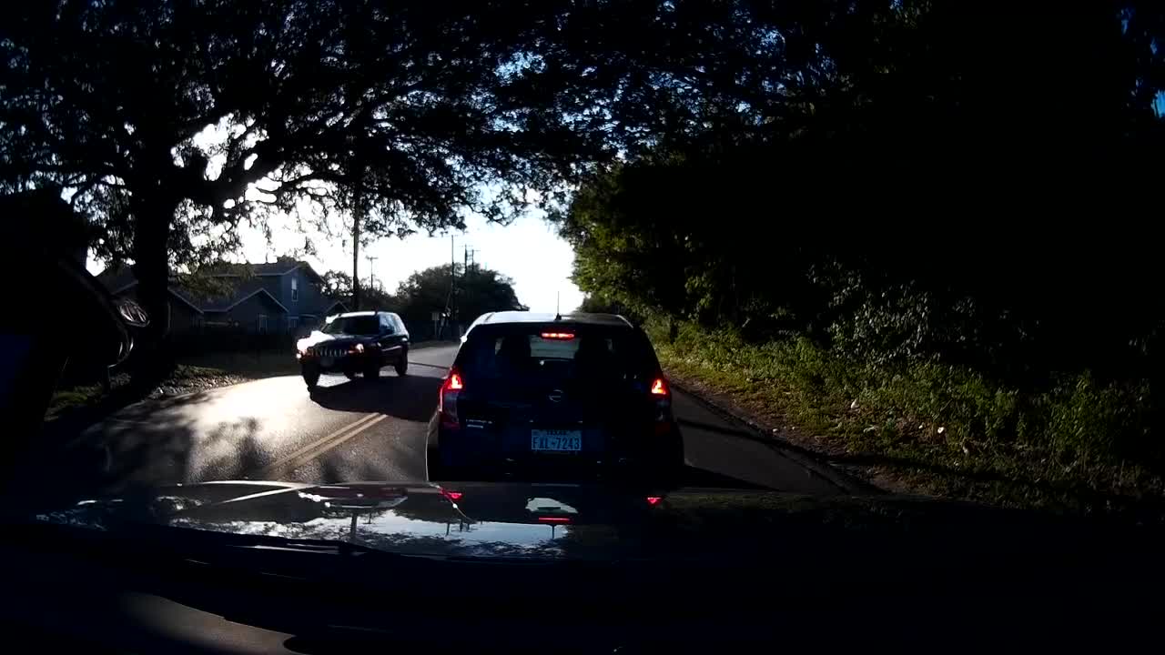 Conductora detiene su vehículo en medio de la calle para chequear el teléfono