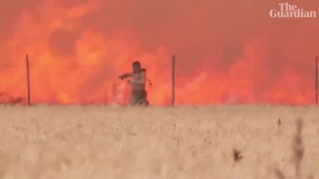 Spain: man caught in wildfire escapes with clothes ablaze