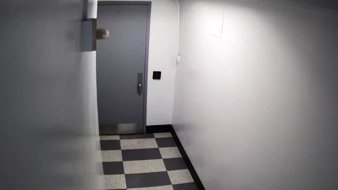 6172RHOBG3G302CStairwaySide_2021-01-06_13h00min01s713ms.mp4