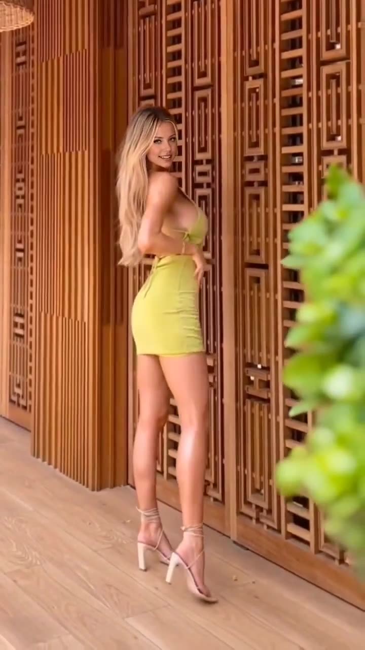 Golden Hour Glow 💛👗☀️ #Fashion #Style #SophiaEldridge ☀️