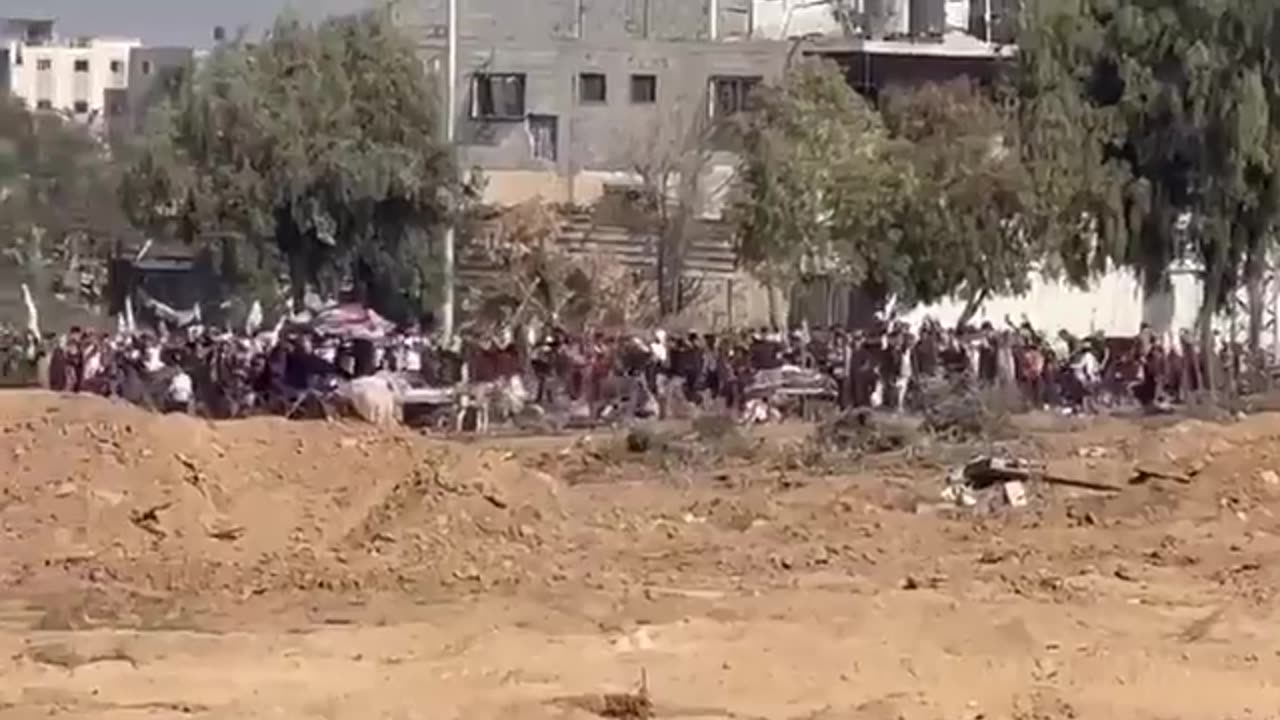 Thousands of Palestinians moving south in the Gaza Strip - Combat Footage