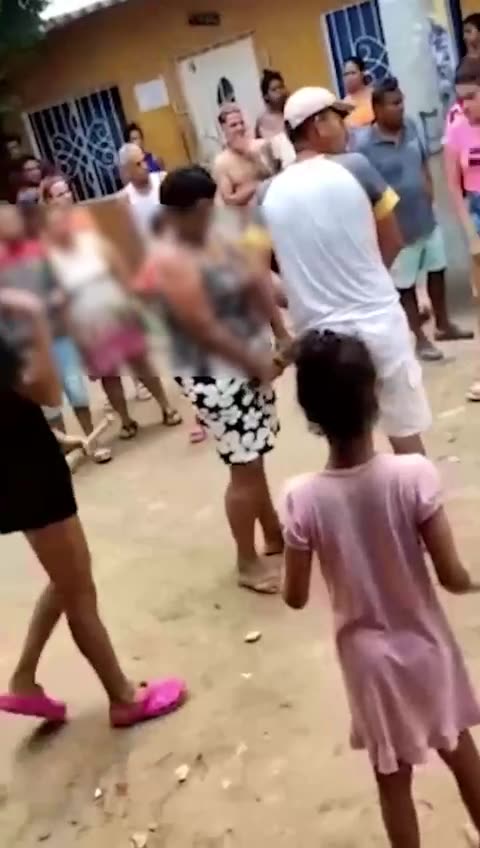 Niño apuñalando a una mujer