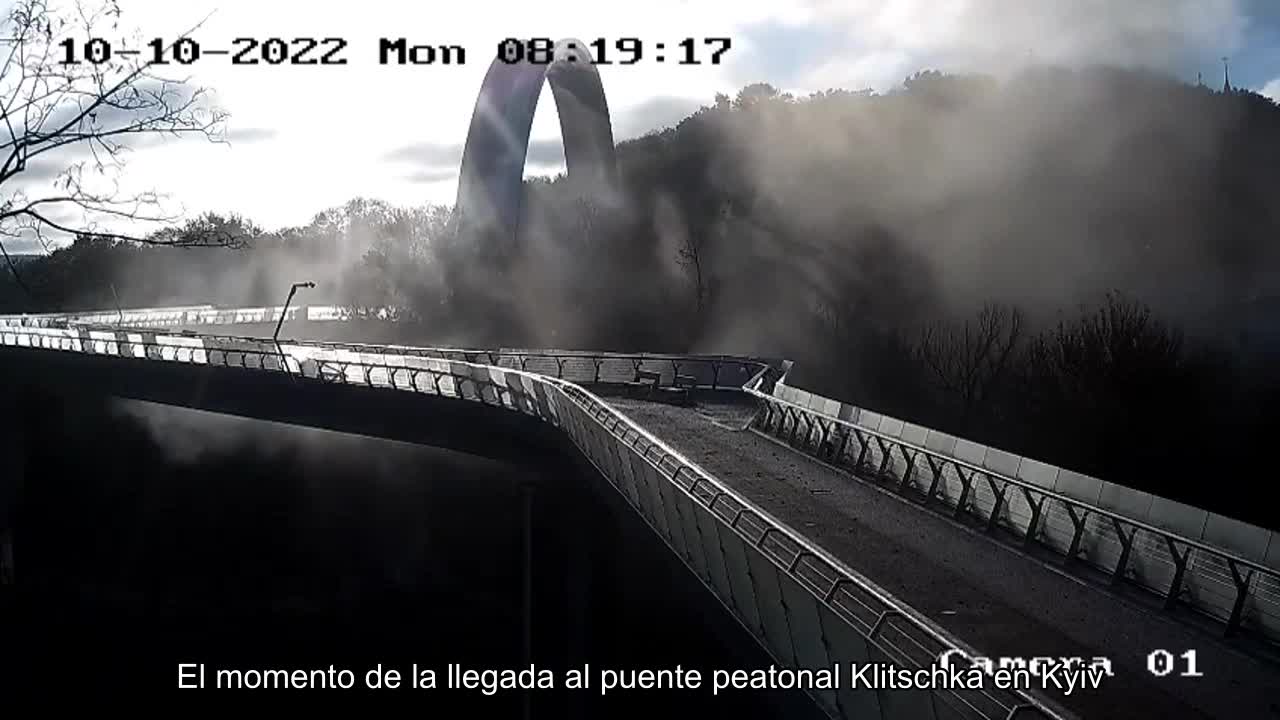 El momento de la llegada al puente peatonal Klitschka en Kyiv