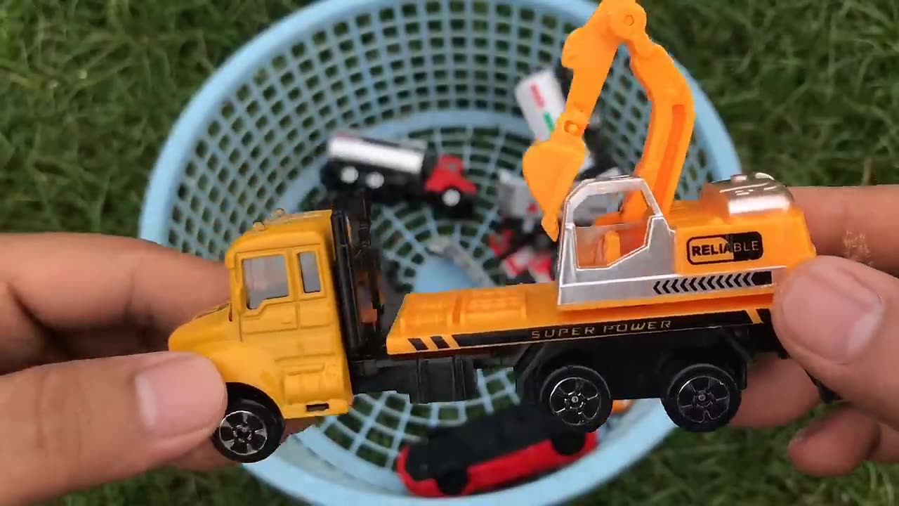 Toys Cars Vs Toys Truck Review On The Grass !!