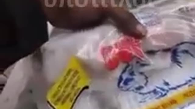 ΣΟΥΠΕΡ ΜΑΡΚΕΤ ΣΤΗ ΝΥ ΠΟΥΛΑΕI ΑΡΟΥΡΑΙΟΥΣ