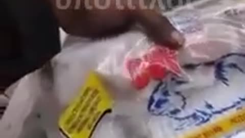 ΣΟΥΠΕΡ ΜΑΡΚΕΤ ΣΤΗ ΝΥ ΠΟΥΛΑΕI ΑΡΟΥΡΑΙΟΥΣ