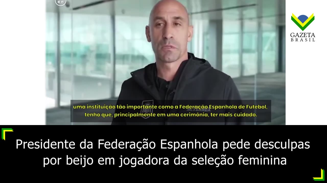 Presidente da Federação Espanhola pede desculpas por beijo em jogadora da seleção