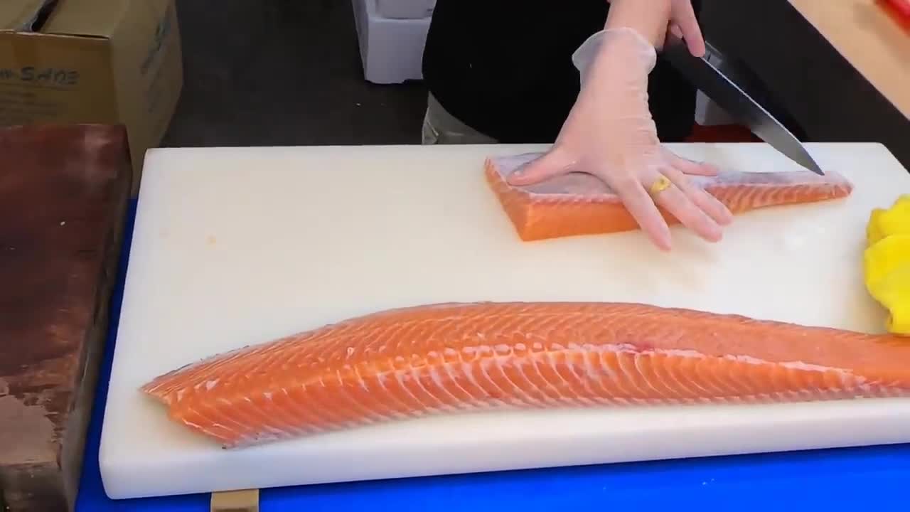 How To Fillet a Whole Salmon | Sashimi & Sushi -Taiwanese street food1