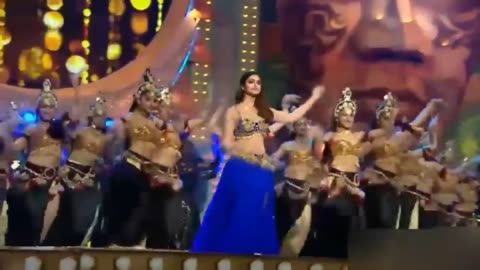 ileana d'cruz | Raske kamar song live dance performance