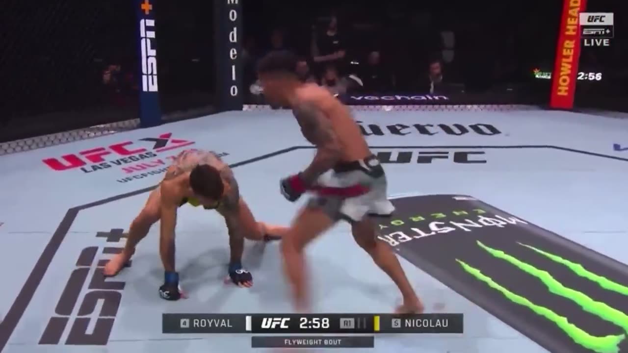 THAT KNEE FROM RAWDOG ROYVAL 😱 UFCKansasCity