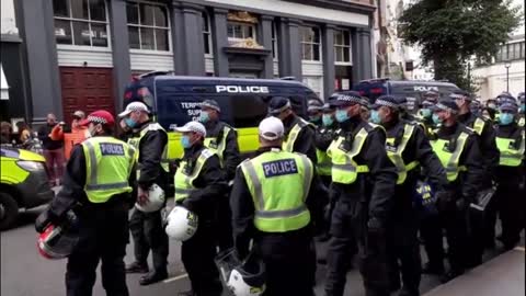 police in boiler suits #metpolice #trafalgersquare