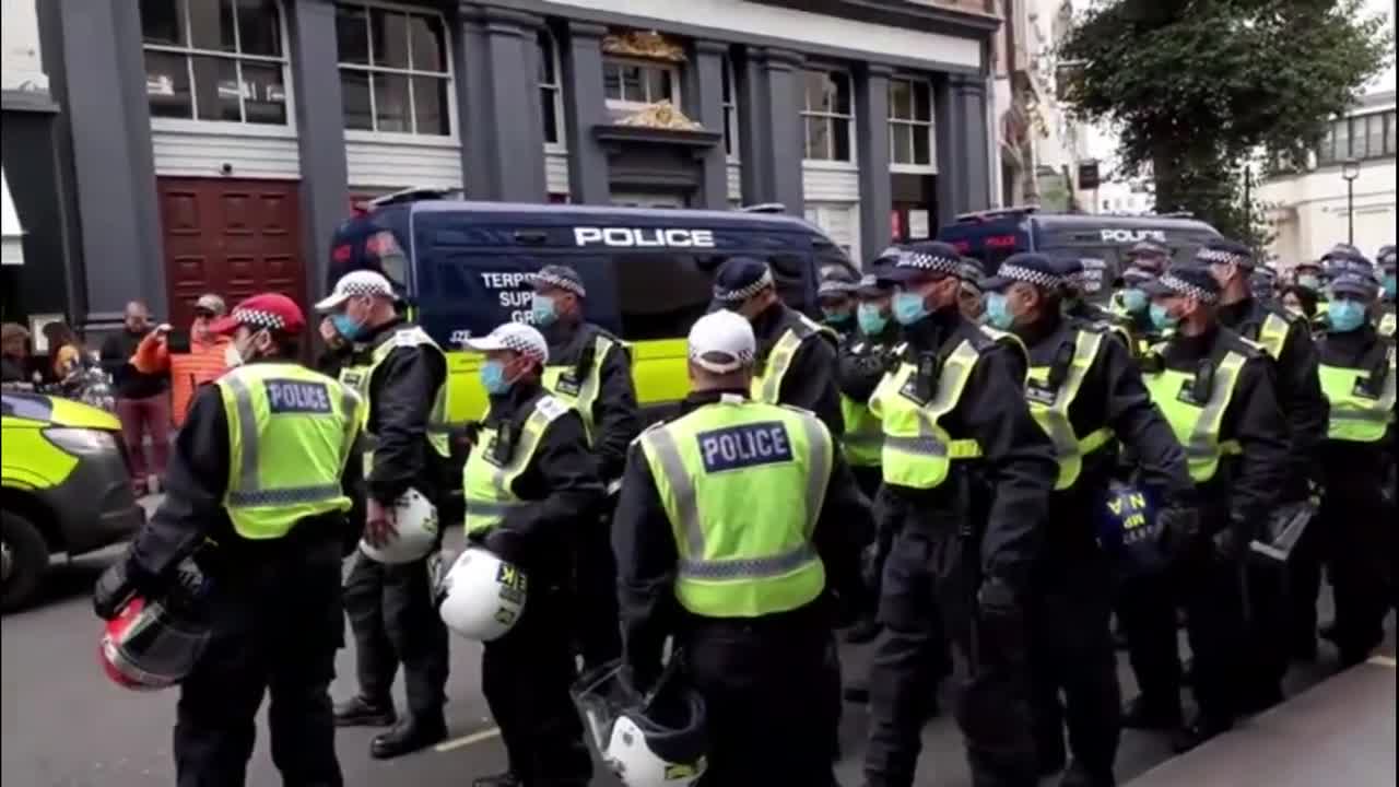 police in boiler suits #metpolice #trafalgersquare