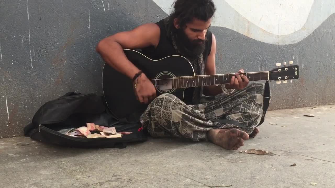 Best street Guitarist in India-He use only 2 strings Amazing at Brigade Bengaluru @byraa_aa