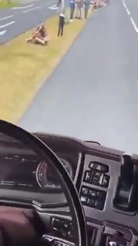 JUST IN: ⚠️ Truck driver shares SPECIAL TRICK to cope with CLIMATE protesters..