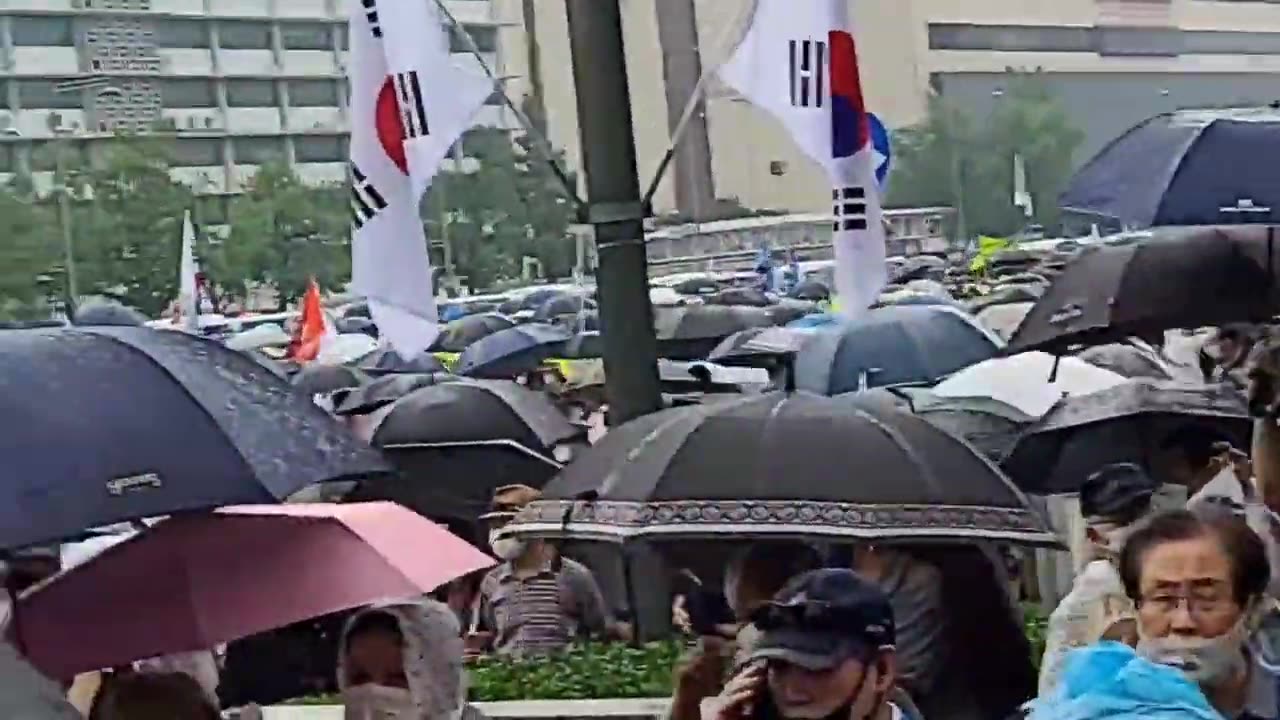 20200917_V3_S01(he0VO4Om0xM)광복절날 화난 국민, 경찰의 제지를 뚫고 청와대를 향하여