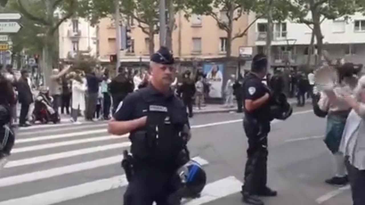 Macron's convoy arrives in Lyon greeted by heckling...