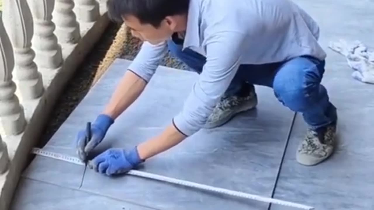 Lifehack Cutting floor tiles for corner placement