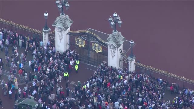 Buckingham Palace sign placed after Queen's passing