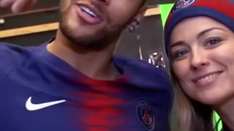 I think Neymar likes the PSG reporter 😏