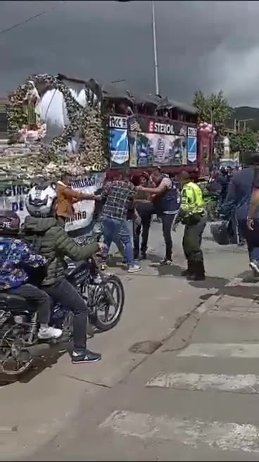 Video: Linchan a hombre por pegarle a estatua de la Virgen del Carmen