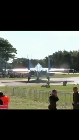 Maybe it's not the best place to sit😂😂😂 Watch what happened