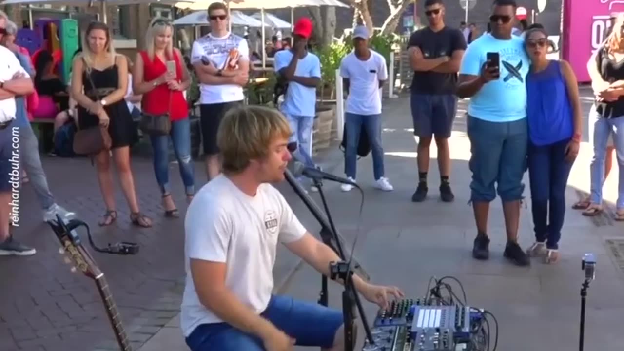 Street Artist Performs Amazing Multi-Instrumental Live Looping