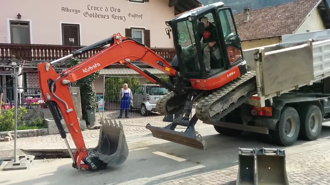 Excavator unload from a Truck in a different way