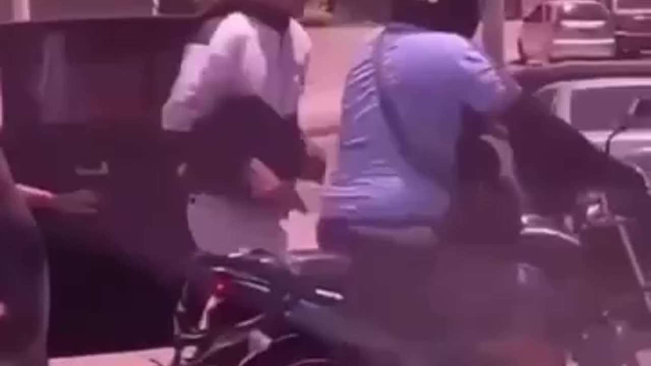En plena carrera 53 con calle 94 hurtan a pareja en su vehículo