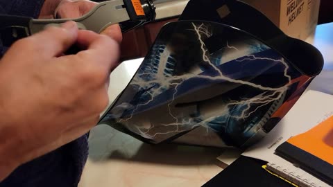 ASSEMBLING A WELDSUMARI WELDING HELMET