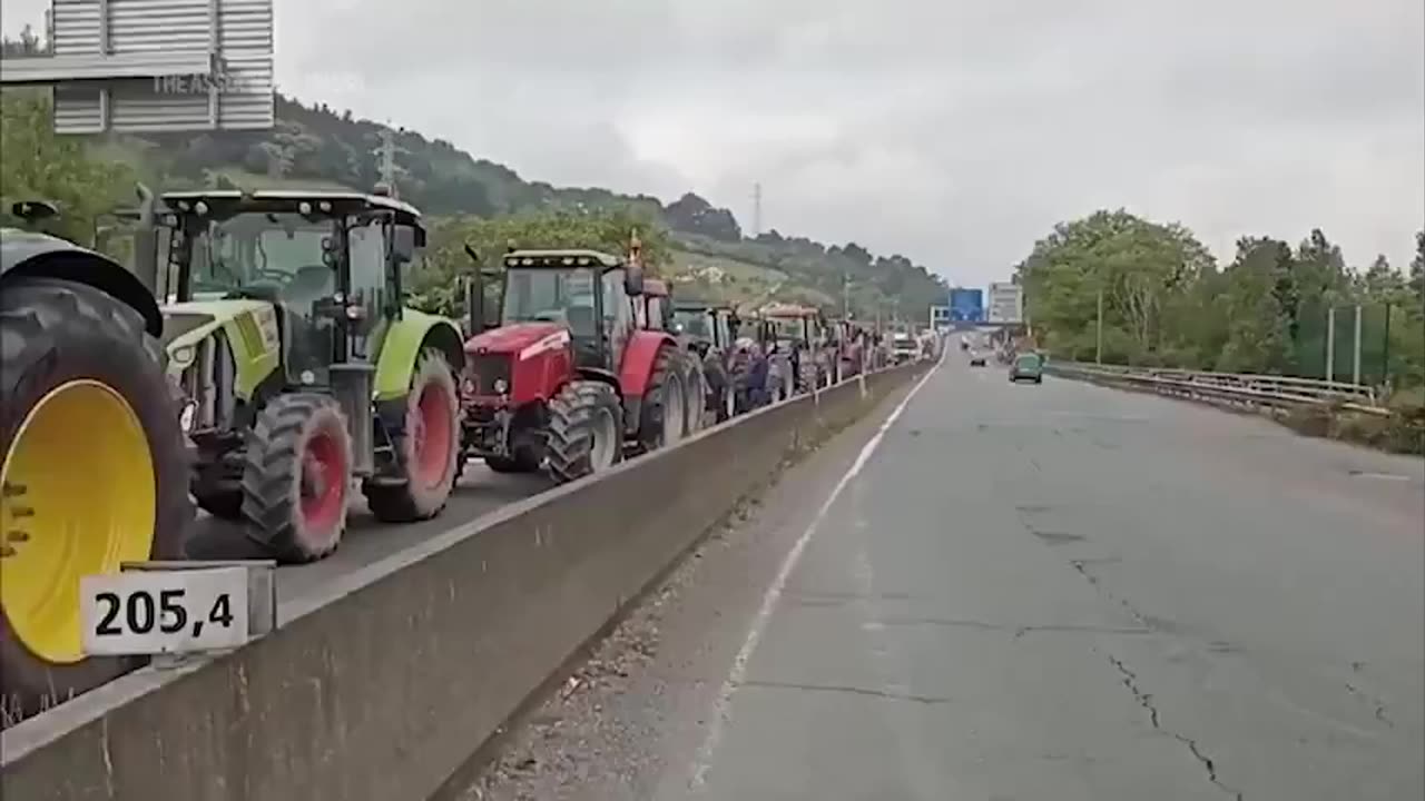 🚨🚜🧑‍🌾 French & Spanish Farmers continue to block major routes across the continent