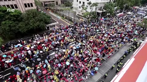 TAIWÁN: El GOBIERNO IMPIDE entrar a la OPOSICIÓN en el PARLAMENTO en una ENÉSIMA BRONCA | RTVE