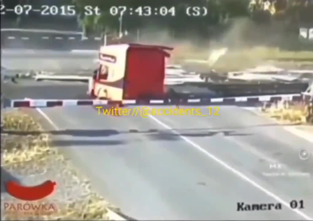 truck trapped in crossing