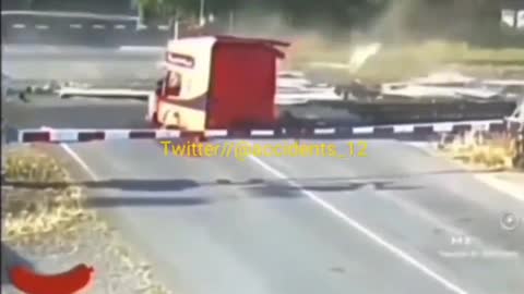 truck trapped in crossing