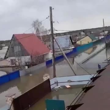 April 18, 2024 Russia 🇷🇺 In Kurgan, houses and dachas are drowning.