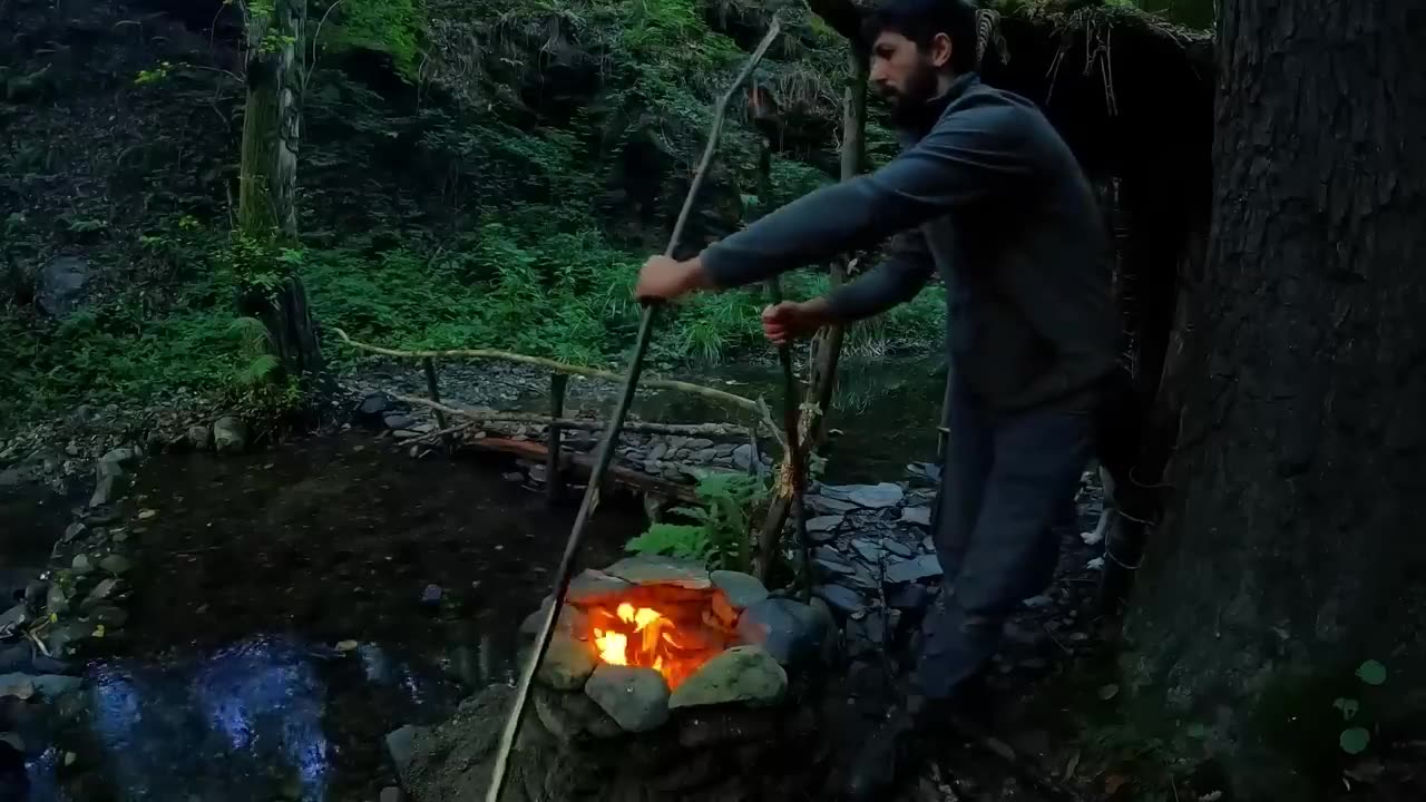 7 Days SURVIVAL Camping In RAIN Forest, THUNDER, Building Warm BUSHCRAFT SHELTER, Primitive BRIDGE