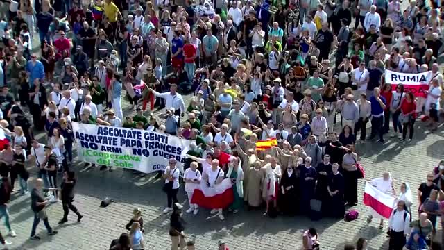 Pope prays for the victims of Indonesia stadium crush