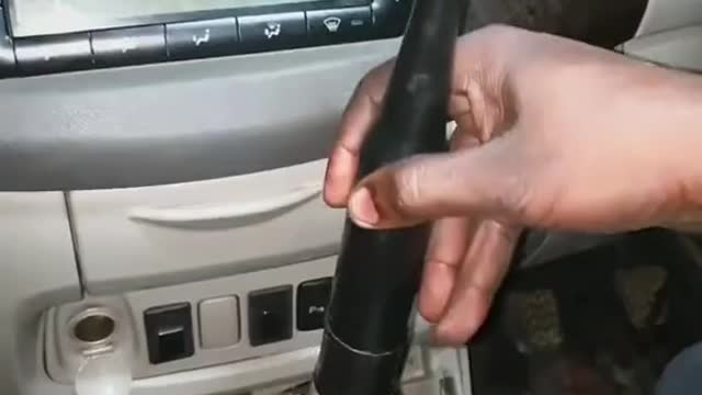 Filling lubricating oil into automobile gear lever