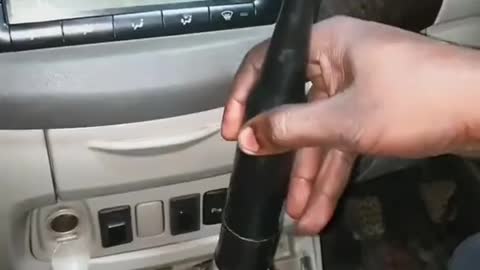 Filling lubricating oil into automobile gear lever