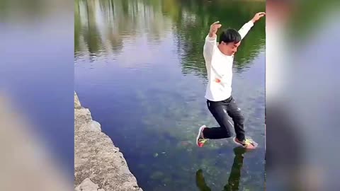 His friend fall in the river 🤣🤣