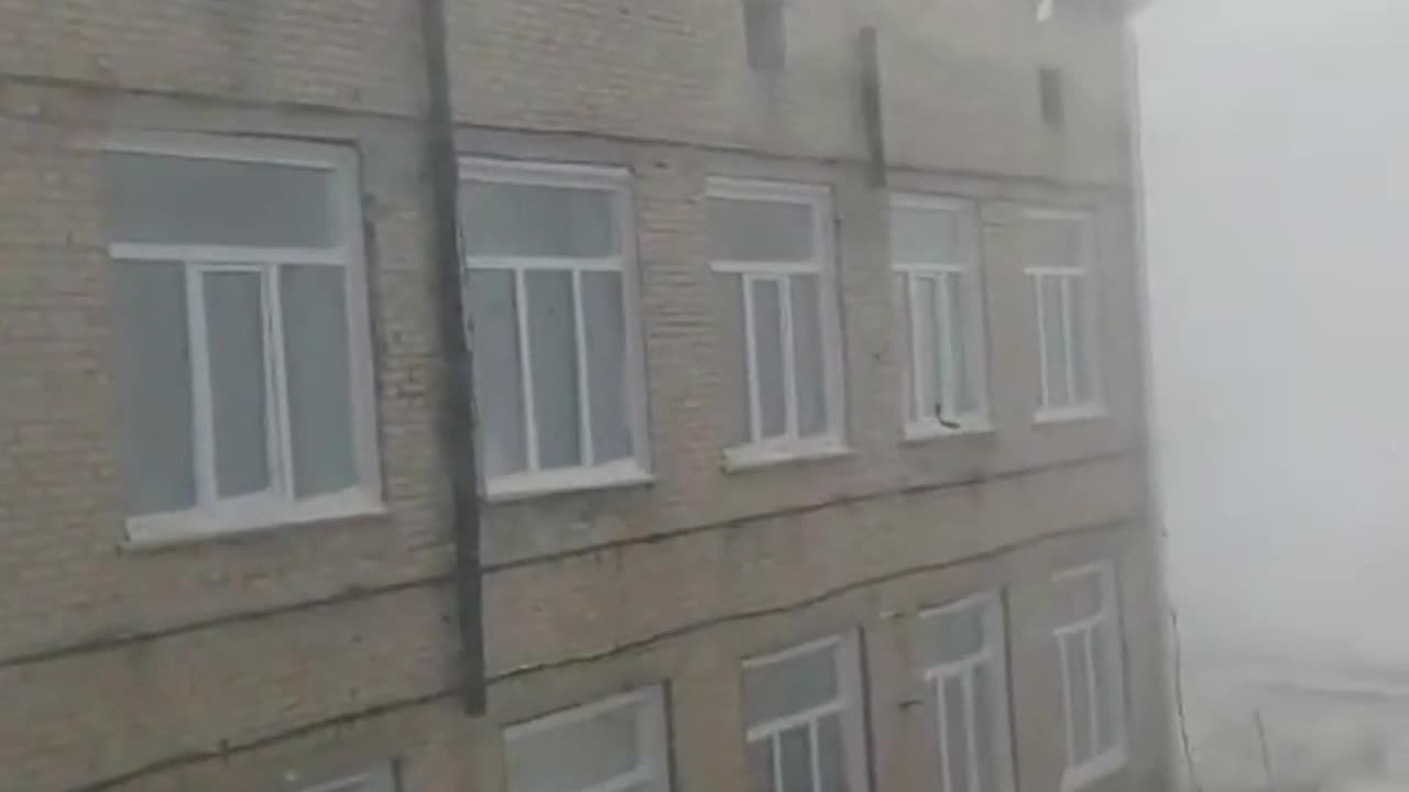 🚨URGENT: An unexpected snowstorm with strong winds causes chaos in Altai Krai, Russia! 🌬❄️