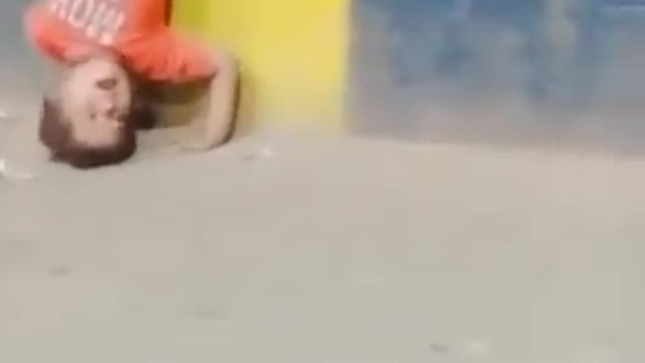HOMELESS KIDS SLEEPING ON THE ROADSIDE IN PAKISTAN