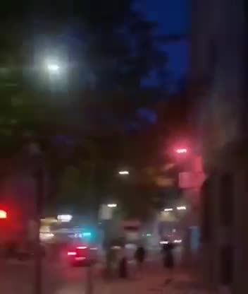 Abends brannte in Lyon eine Polizeistation nieder, in Marseille wurde ein Waffengeschäft ausgeraubt