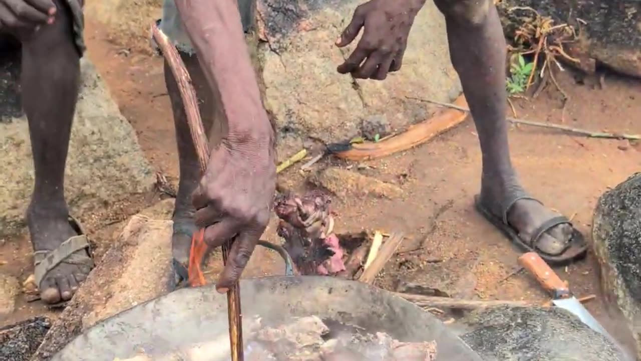 Hadzabe tribe boy's Cookie's Lunchtime🔥😋 very delicious meal Porcupine food🤤#culture #bushmen