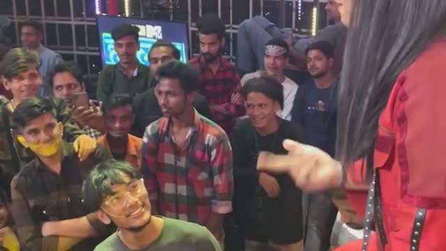 Srushti Tawade sings 'में नहीं तो कौन बे!' for the Crew & Live Audience