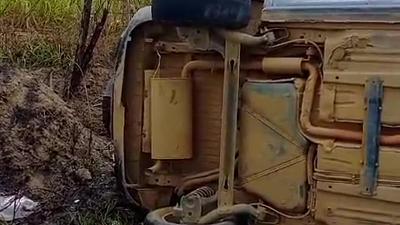 Carro capota na Estrada para São Bento do Inhata em Amélia Rodrigues