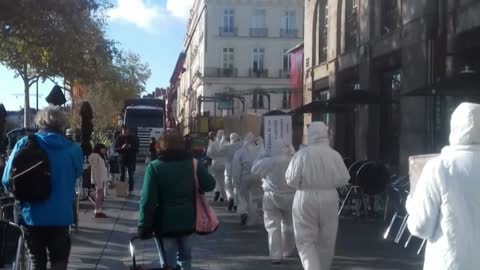 Les Masques BLancs Nantes Action Pancartes le 19 novembre 2022