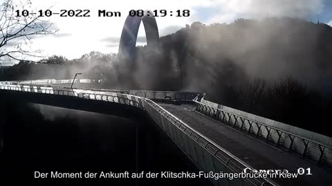 Der Moment der Ankunft auf der Klitschka-Fußgängerbrücke in Kiew